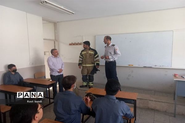 آموزش دوام و ایمنی آتش‌نشانی در دبیرستان فرهنگ منطقه ۱۳