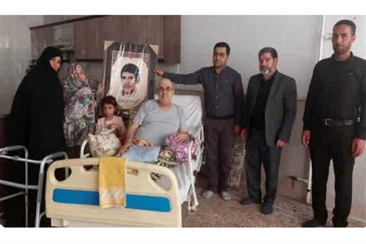 مدیر کانون بسیج فرهنگیان ناحیه 3 قم با خانواده‌های شهیدان محمدی و جعفرزادگان دیدار کرد