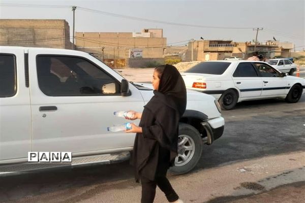 تو زیع آب معدنی توسط موکب فرهنگیان حمیدیه