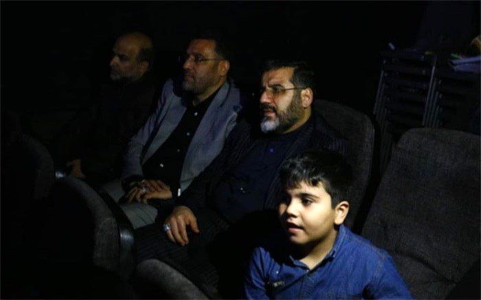 وزیر فرهنگ همراه با خانواده خود به تماشای پسردلفینی نشست
