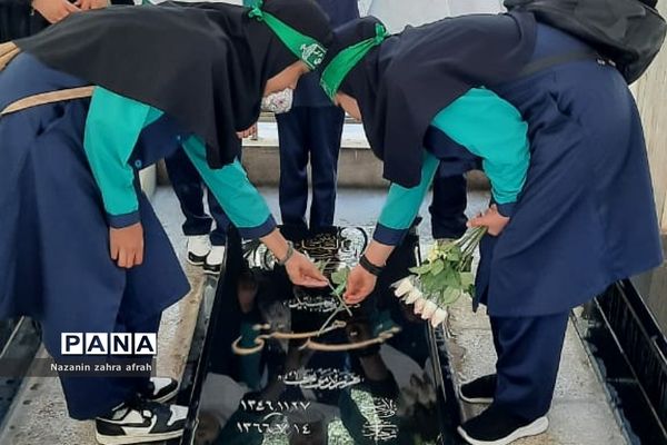 حرکت نمادین دانش‌آموزان رودهن از پیاده‌روی اربعین