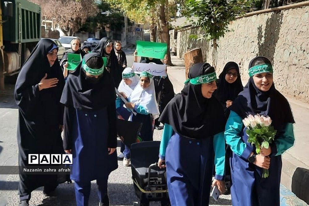حرکت نمادین دانش‌آموزان رودهن از پیاده‌روی اربعین