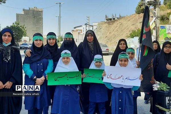 حرکت نمادین دانش‌آموزان رودهن از پیاده‌روی اربعین