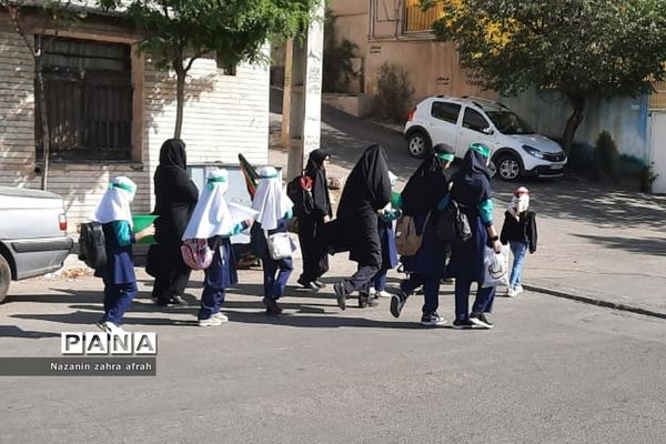 حرکت نمادین دانش‌آموزان رودهن از پیاده‌روی اربعین