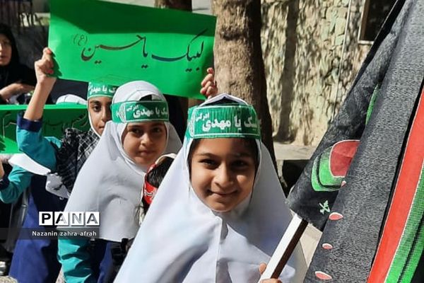 حرکت نمادین دانش‌آموزان رودهن از پیاده‌روی اربعین
