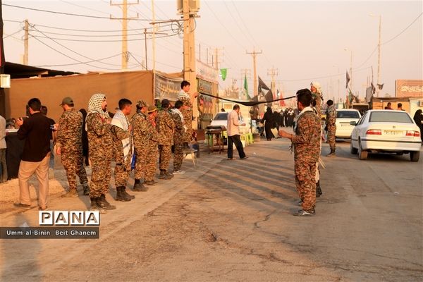 شور عاشقان حسینی در خدمت به زائران اربعین در مرز شلمچه