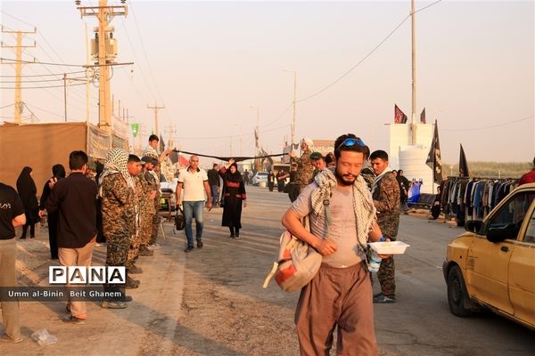 شور عاشقان حسینی در خدمت به زائران اربعین در مرز شلمچه