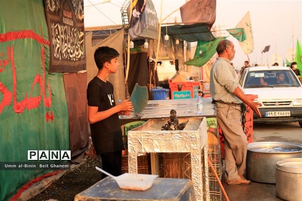 شور عاشقان حسینی در خدمت به زائران اربعین در مرز شلمچه