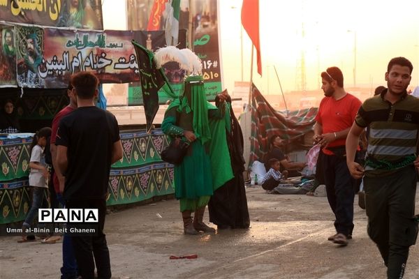 شور عاشقان حسینی در خدمت به زائران اربعین در مرز شلمچه