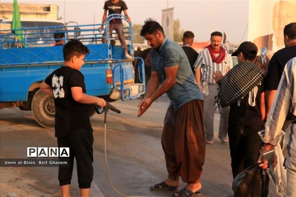 شور عاشقان حسینی در خدمت به زائران اربعین در مرز شلمچه