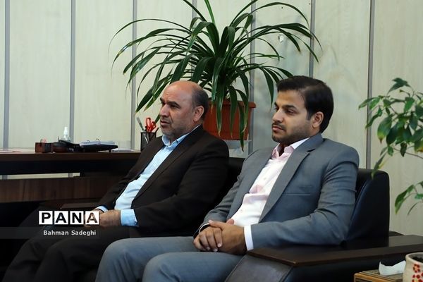 جلسه سازمان دانش‌آموزی و کمیته امداد امام خمینی با موضوع «شور عاطفه‌ها»