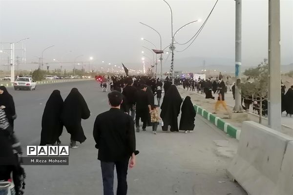 راهپیمایی اربعینی زائران سیدالشهدا(ع) در قم-3
