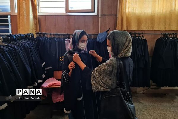 جنب و جوش دانش‌آموزان برای خرید لباس فرم مدرسه