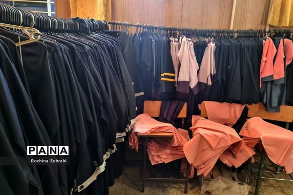 جنب و جوش دانش‌آموزان برای خرید لباس فرم مدرسه