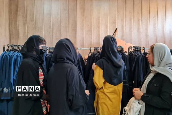 جنب و جوش دانش‌آموزان برای خرید لباس فرم مدرسه