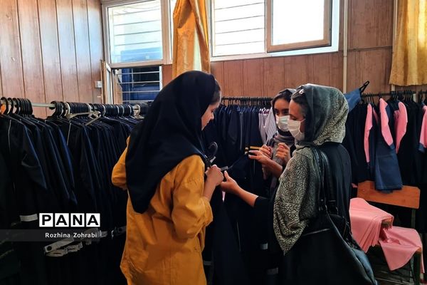 جنب و جوش دانش‌آموزان برای خرید لباس فرم مدرسه