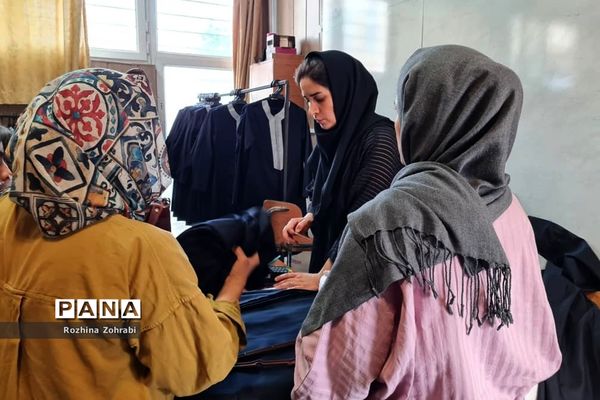 جنب و جوش دانش‌آموزان برای خرید لباس فرم مدرسه