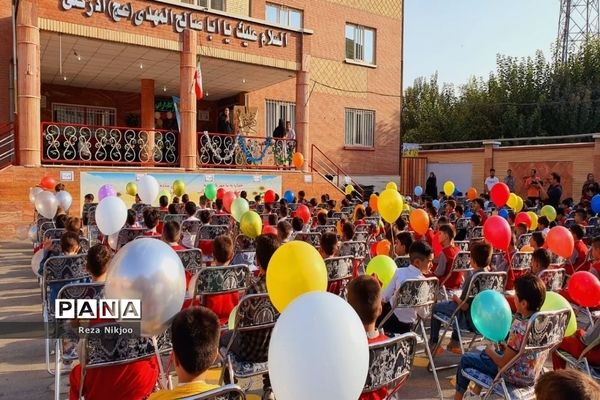 مراسم نمادین جشن غنچه‌ها در شهرستان بهارستان