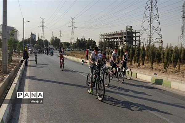 همایش دوچرخه‌سواری دانش‌آموزی به‌مناسبت هفته دفاع مقدس در منطقه کهریزک