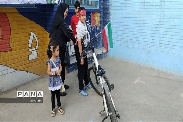 همایش دوچرخه‌سواری دانش‌آموزی به‌مناسبت هفته دفاع مقدس در منطقه کهریزک