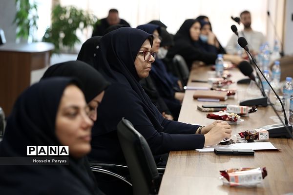 نشست صمیمانه قائم مقام سازمان دانش‌آموزی با همکاران سازمان