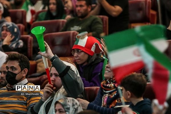 تماشای فوتبال ایران و آمریکا در برج میلاد