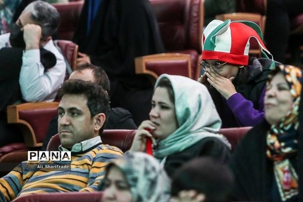 تماشای فوتبال ایران و آمریکا در برج میلاد