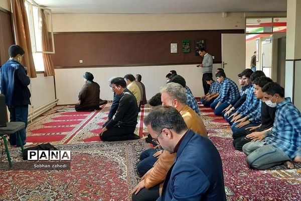 دیدار صمیمی امام‌جمعه رودهن با دانش‌آموزان مدرسه شهید بهشتی رودهن