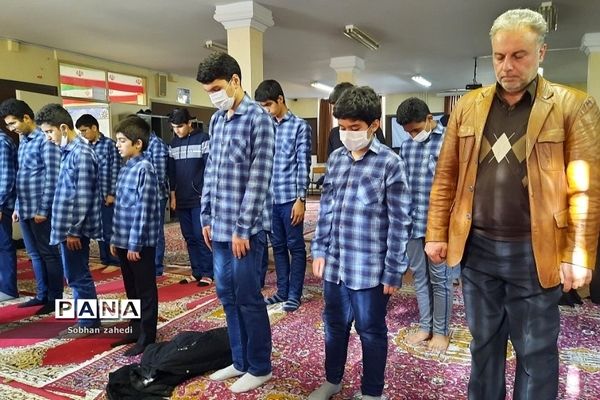 دیدار صمیمی امام‌جمعه رودهن با دانش‌آموزان مدرسه شهید بهشتی رودهن