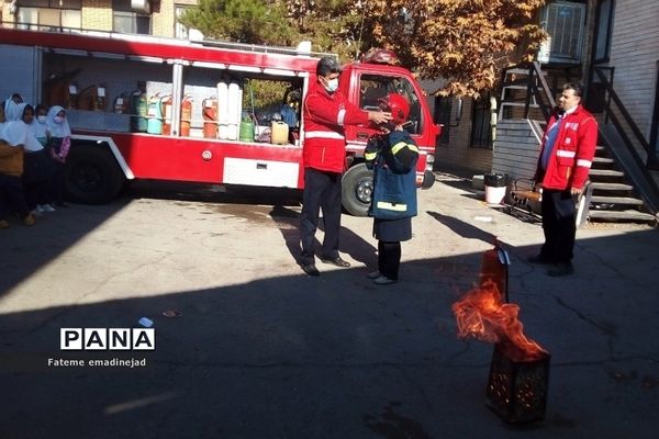 آموزش استفاده از کپسول آتش‌نشانی و اطفا حریق در دبستان دخترانه سما۲ رودهن