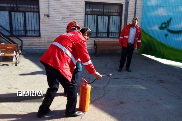 آموزش استفاده از کپسول آتش‌نشانی و اطفا حریق در دبستان دخترانه سما۲ رودهن