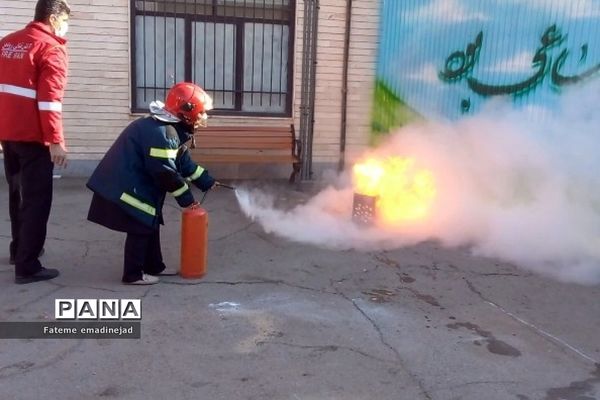 آموزش استفاده از کپسول آتش‌نشانی و اطفا حریق در دبستان دخترانه سما۲ رودهن