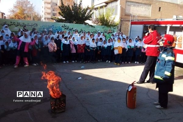 آموزش استفاده از کپسول آتش‌نشانی و اطفا حریق در دبستان دخترانه سما۲ رودهن