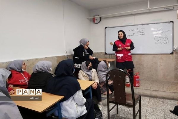 برگزاری کلاس آموزشی کمک‌های اولیه در دبیرستان شهیده قزوینی منطقه ۱۳