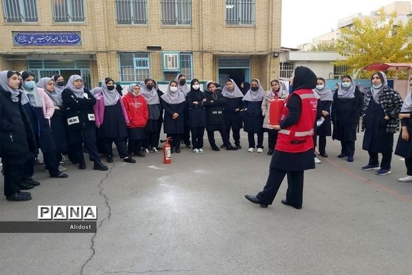 برگزاری کلاس آموزشی کمک‌های اولیه در دبیرستان شهیده قزوینی منطقه ۱۳