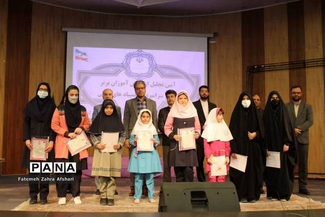 آیین تجلیل از دانشآموزان برتر جشنوارههای حوزه پرورشی و آموزشی سال تحصیلی ۱۴۰۰-۱۴۰۱