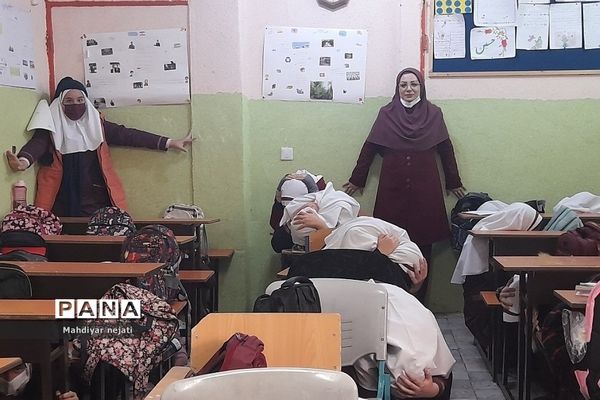 برگزاری کارگاه آموزشی آمادگی جهت اجرای مانور زلزله در دبستان حضرت زهرا(س)۱  رودهن