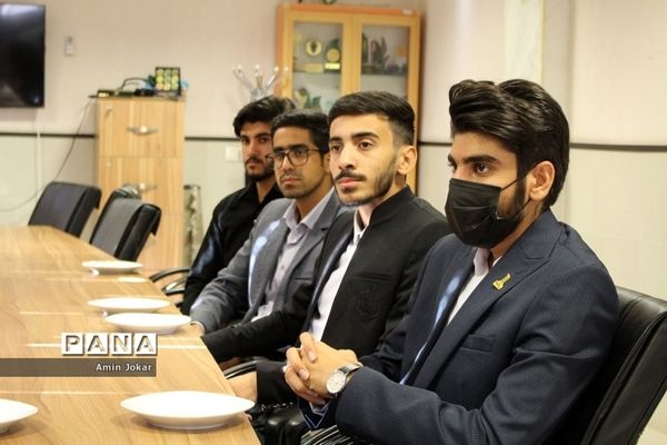 جلسه هم‌اندیشی حلقه مشاوران گام دوم انقلاب اسلامی با رئیس سازمان دانش‌آموزی استان فارس