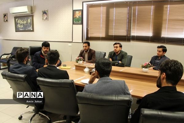 جلسه هم‌اندیشی حلقه مشاوران گام دوم انقلاب اسلامی با رئیس سازمان دانش‌آموزی استان فارس