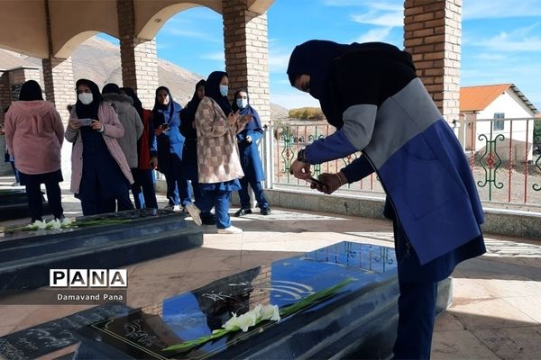 ادای احترام دانش‌آموزان به شهدای روستای سربندان دماوند