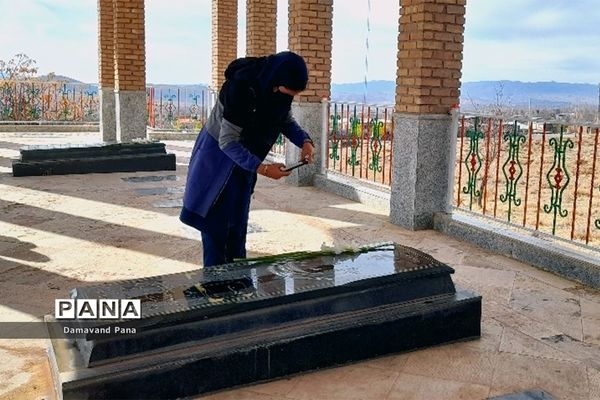 ادای احترام دانش‌آموزان به شهدای روستای سربندان دماوند