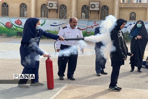 بیست و چهارمین مانور سراسری زلزله و ایمنی در دبیرستان شاهد رضوان ناحیه یک اهواز