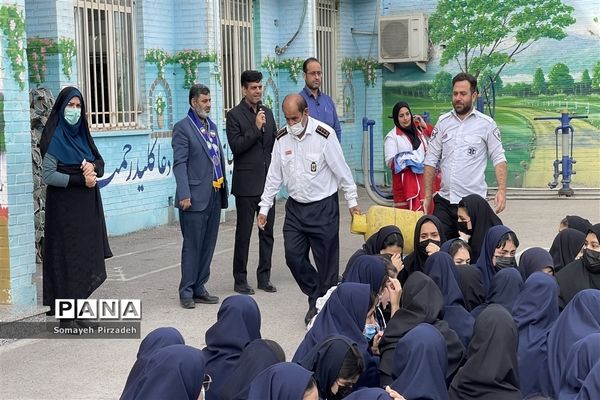 بیست و چهارمین مانور سراسری زلزله و ایمنی در دبیرستان شاهد رضوان ناحیه یک اهواز