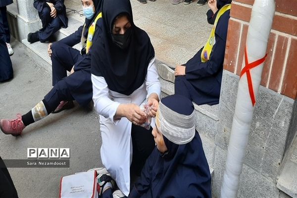 برگزاری مانور زلزله در دبیرستان دخترانه حضرت معصومه (س)