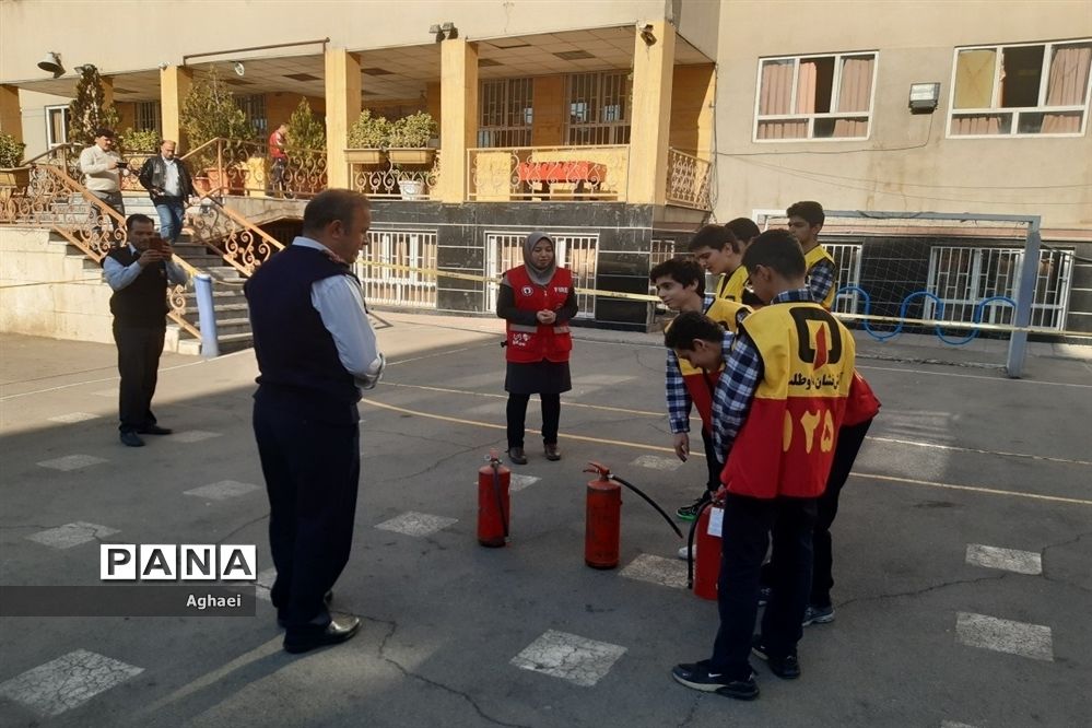 برگزاری مانور زلزله و آموزش اطفا حریق در دبیرستان حربن ریاحی منطقه ۱۳