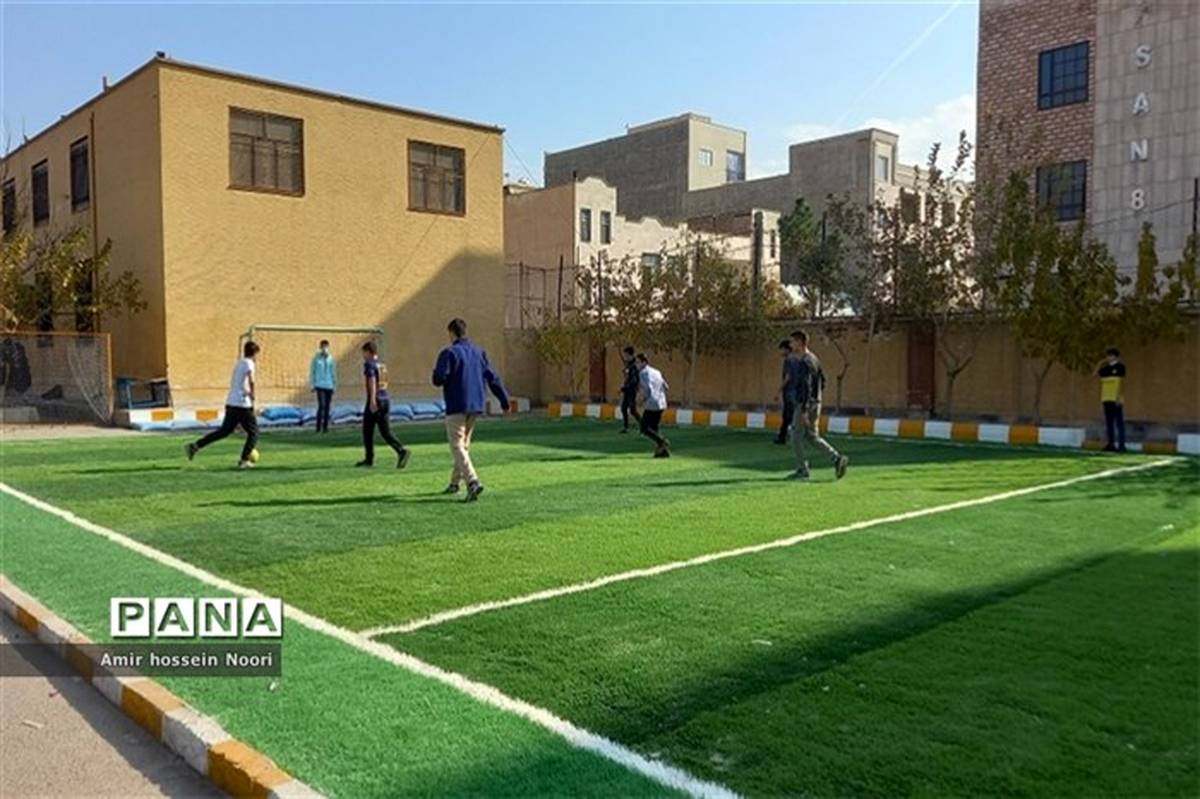 حس و حال دانش‌آموزان بعد از افتتاح زمین چمن مصنوعی در مدرسه شهدای بانک مسکن شهرستان قرچک/فیلم