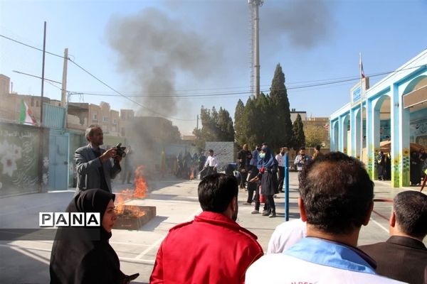 بیست و چهارمین مانور سراسری زلزله در دبیرستان شهید دهقان ناحیه ۲ یزد