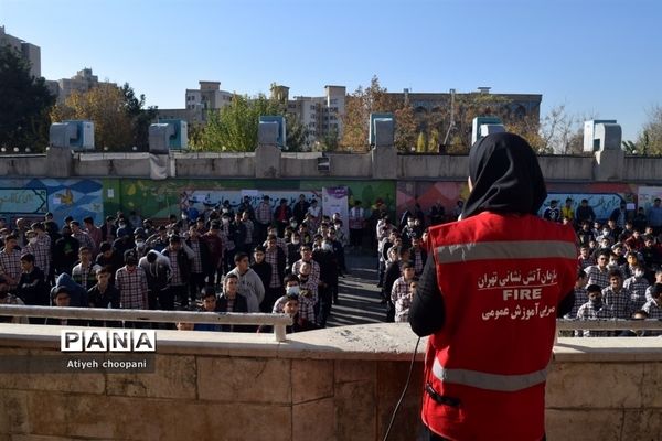 بیست و چهارمین دوره مانور سراسری زلزله و ایمنی در دبیرستان شهید اخوان منطقه ۱۴