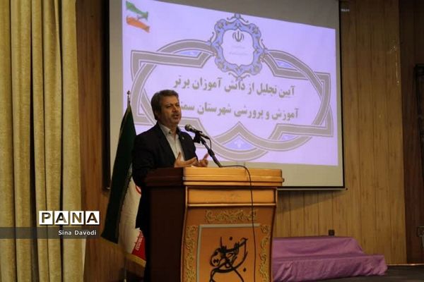 آیین تجلیل از دانش‌آموزان پسر برتر جشنواره‌های حوزه پرورشی و آموزشی سال تحصیلی ۱۴۰۰-۱۴۰۱