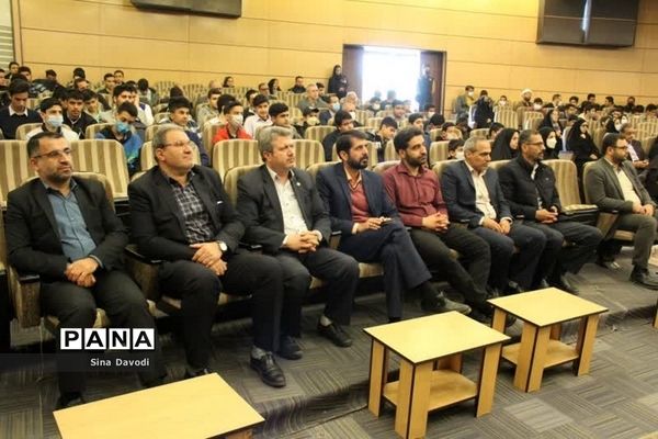 آیین تجلیل از دانش‌آموزان پسر برتر جشنواره‌های حوزه پرورشی و آموزشی سال تحصیلی ۱۴۰۰-۱۴۰۱